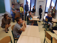 Děti ve třídě, v pozadí rodiče
